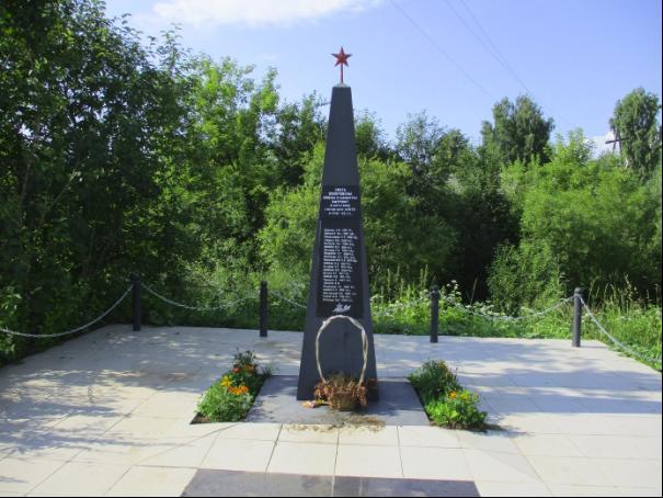 Обелиск на месте первоначального захоронения воинов, умерших от ран в эвакогоспитале № 1820 п. Балезино