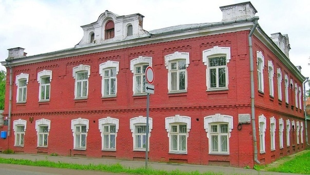 Мемориальная доска, в память о том, что в этом здании в 1941 году размещался штаб по формированию 49-й отдельной стрелковой бригады.