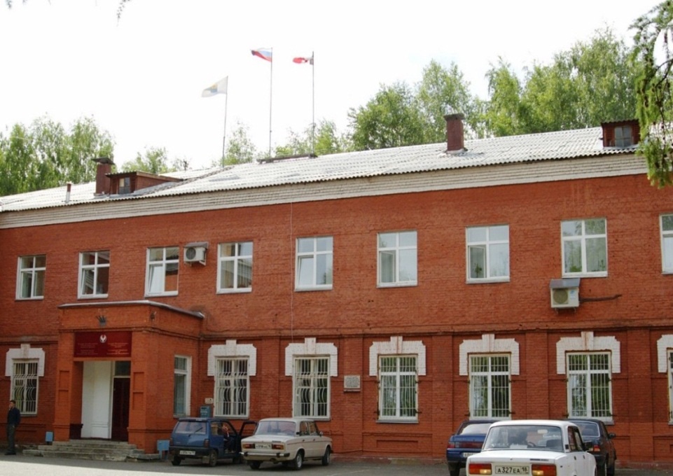 Мемориальная доска в память о располагавшемся в этом здании в 1941-1945 годах 2-ом Ленинградском военно-пехотном училище