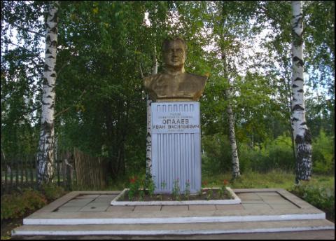 Памятник Герою Советского Союза И.В.Опалеву