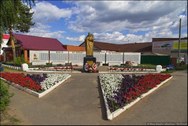 Памятник - скульптура войнам города Камбарки, павшим в годы Великой отечественной войны 1941-1945 гг.
