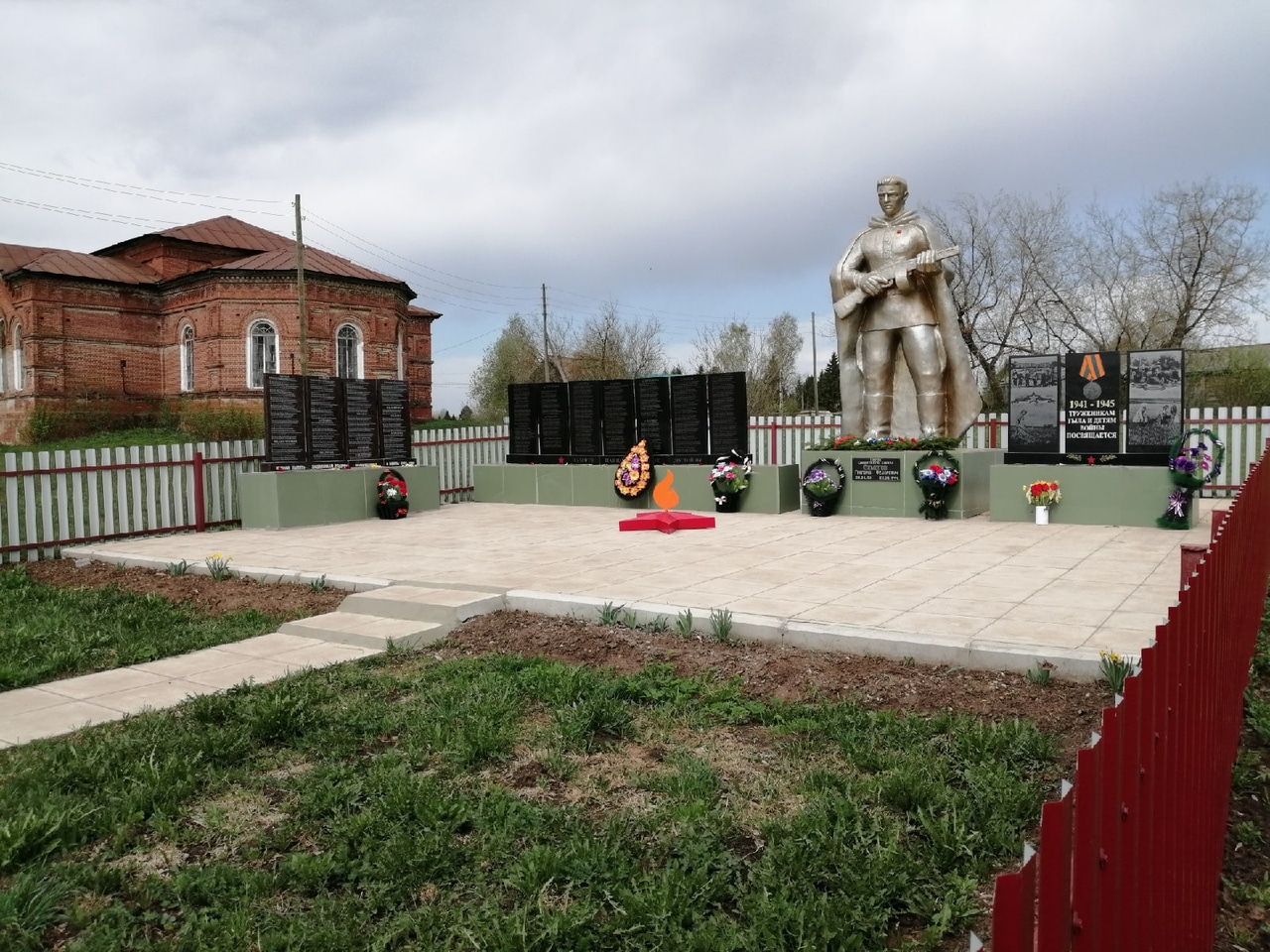 Памятник Герою Советского Союза Г.Ф. Ожмегову