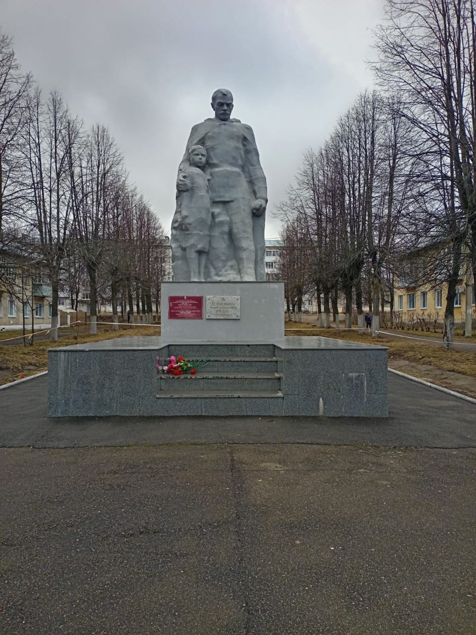 Памятник рабочим завода 
