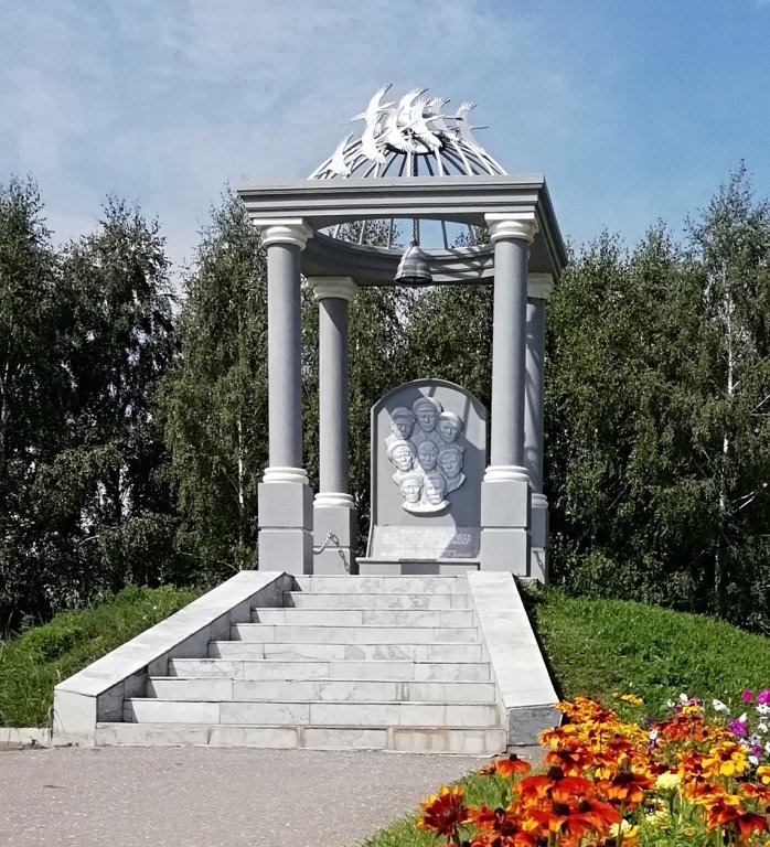 Памятник братьям Сидоровым