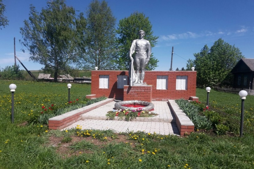 Памятиник землякам, павшим в годы Великой Отечественной Войны (Воин со знаменем)