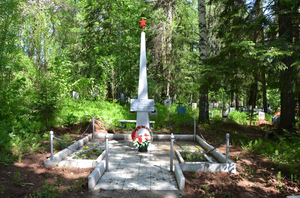 Обелиск на групповом захоронении умерших от ран воинов Великой Отечественной войны, находившихся на лечении в доме 
