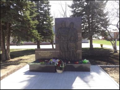 Памятник труженикам тыла-завьяловцам от благодарных потомков